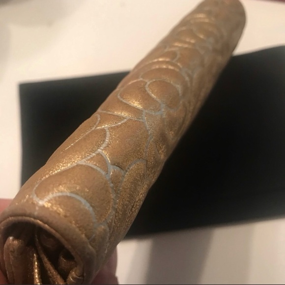 Chanel Camellia Wallet - Picture 8 of 9